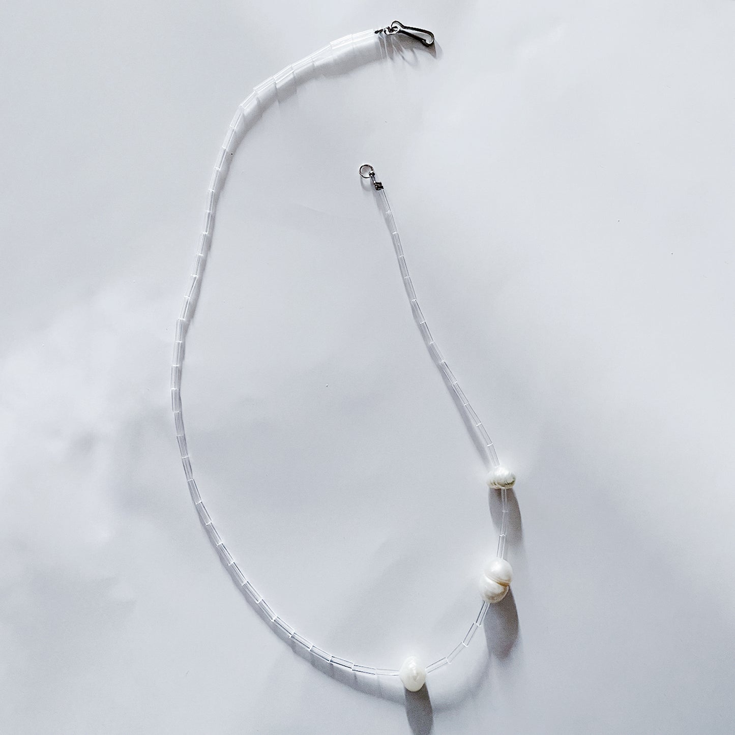 Collier de perles asymétrique