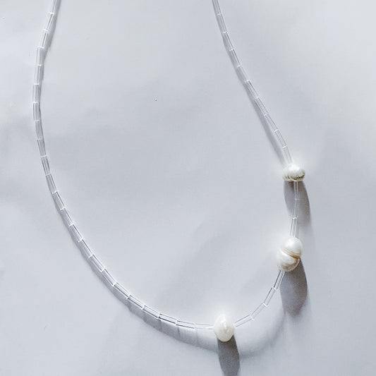 Collier de perles asymétrique